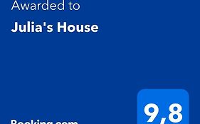 Julia'S House